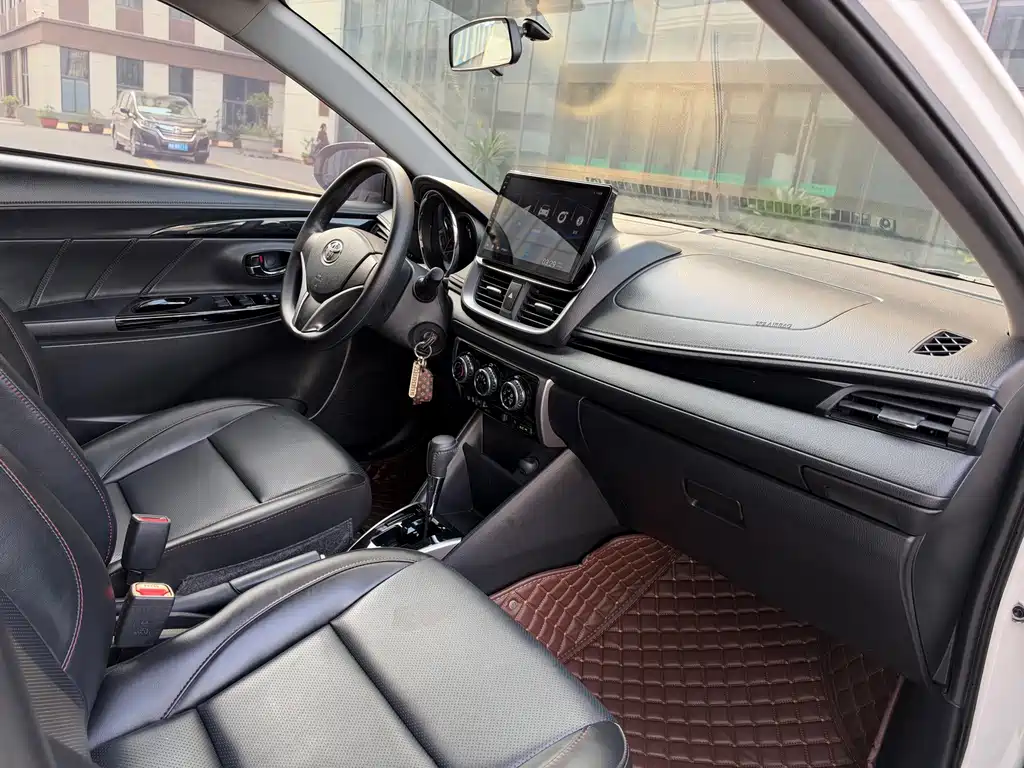 Toyota Yaris L — фото 10