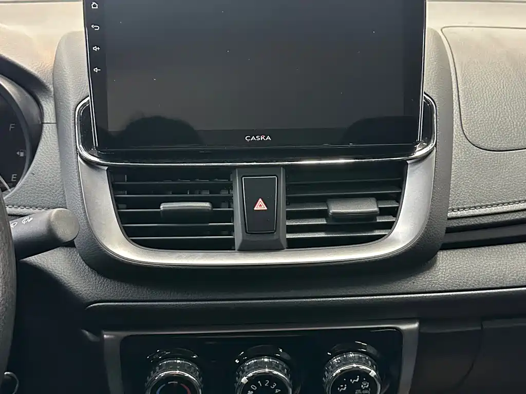 Toyota Yaris L — фото 15