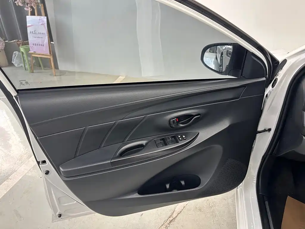 Toyota Yaris L — фото 18