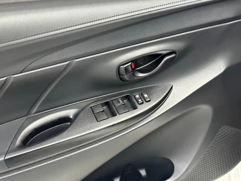 Toyota Yaris L — фото 19