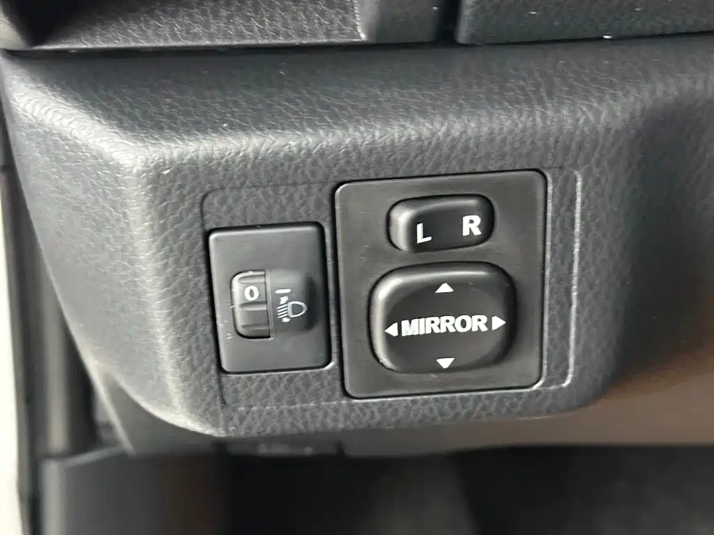 Toyota Yaris L — фото 21