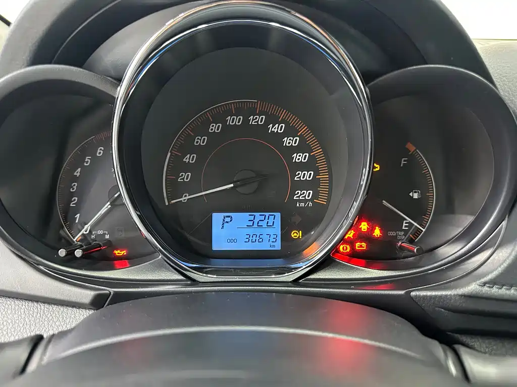 Toyota Yaris L — фото 22