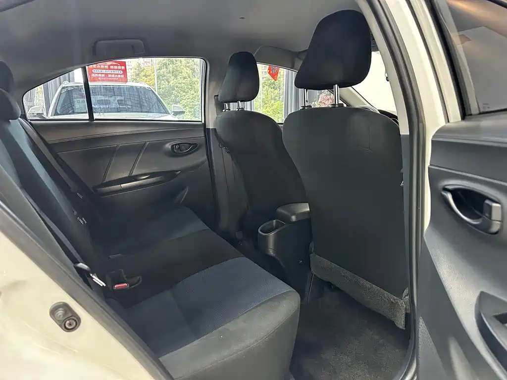 Toyota Yaris L — фото 29