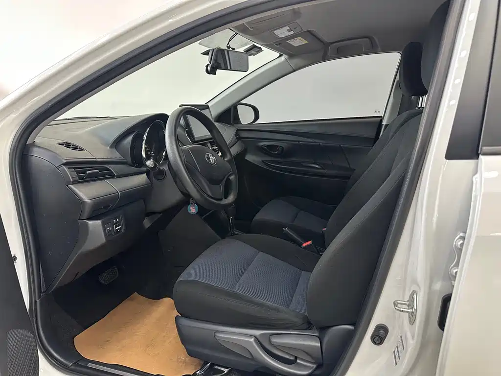 Toyota Yaris L — фото 4
