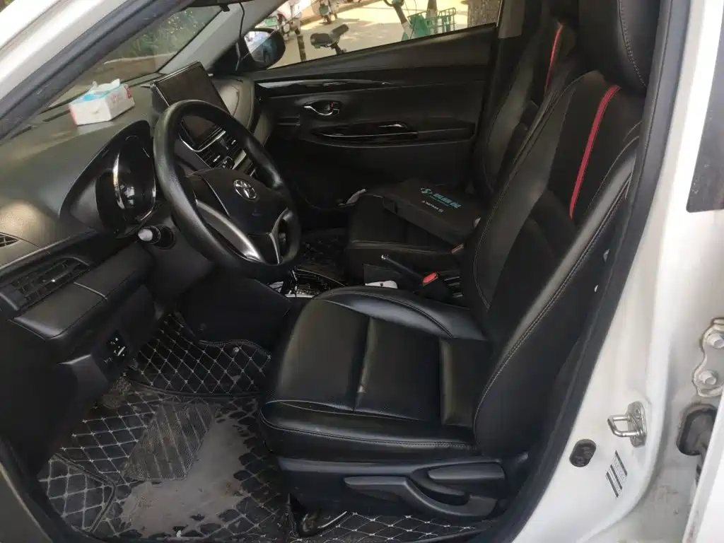 Toyota Yaris L — фото 11