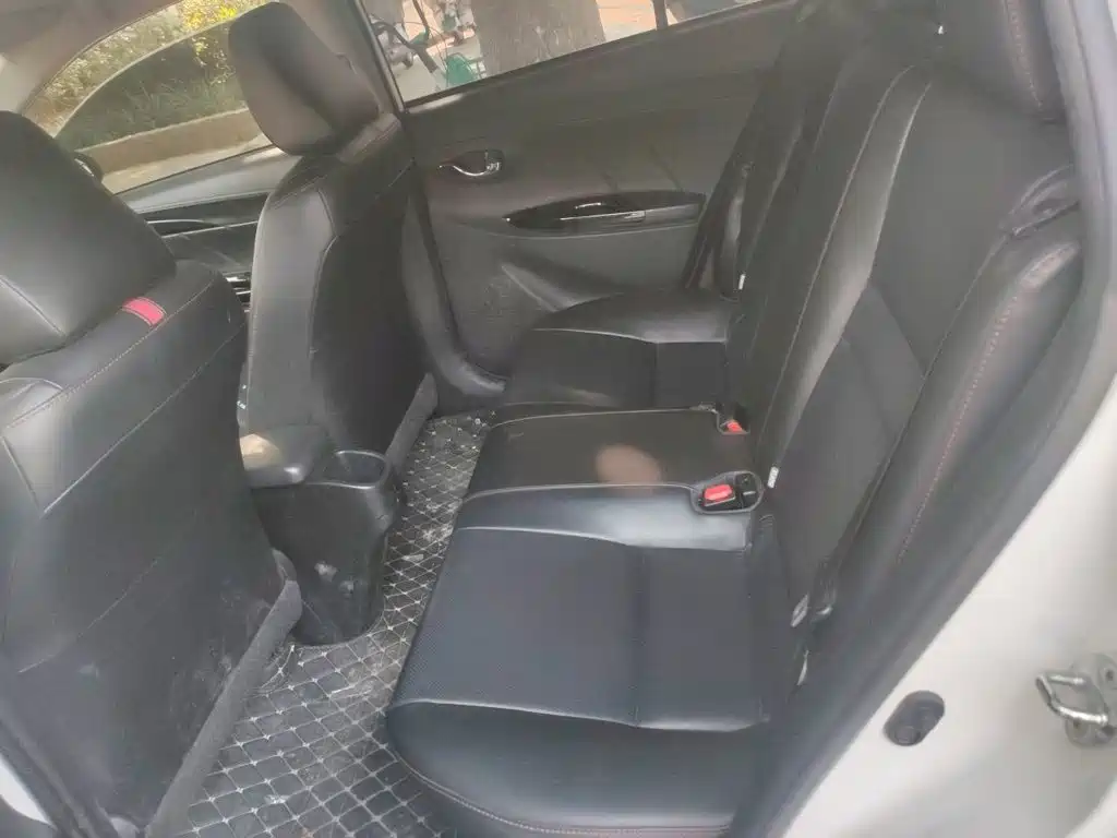 Toyota Yaris L — фото 13