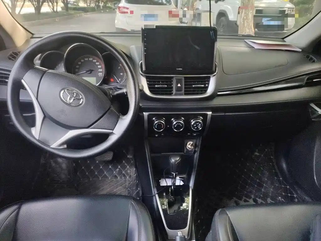 Toyota Yaris L — фото 5
