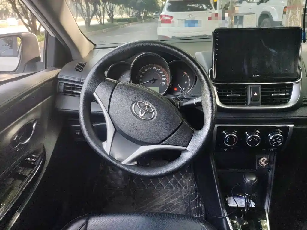 Toyota Yaris L — фото 6