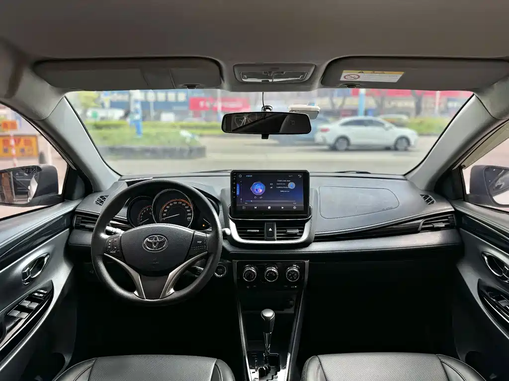Toyota Yaris L — фото 13