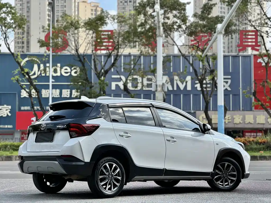 Toyota Yaris L — фото 18