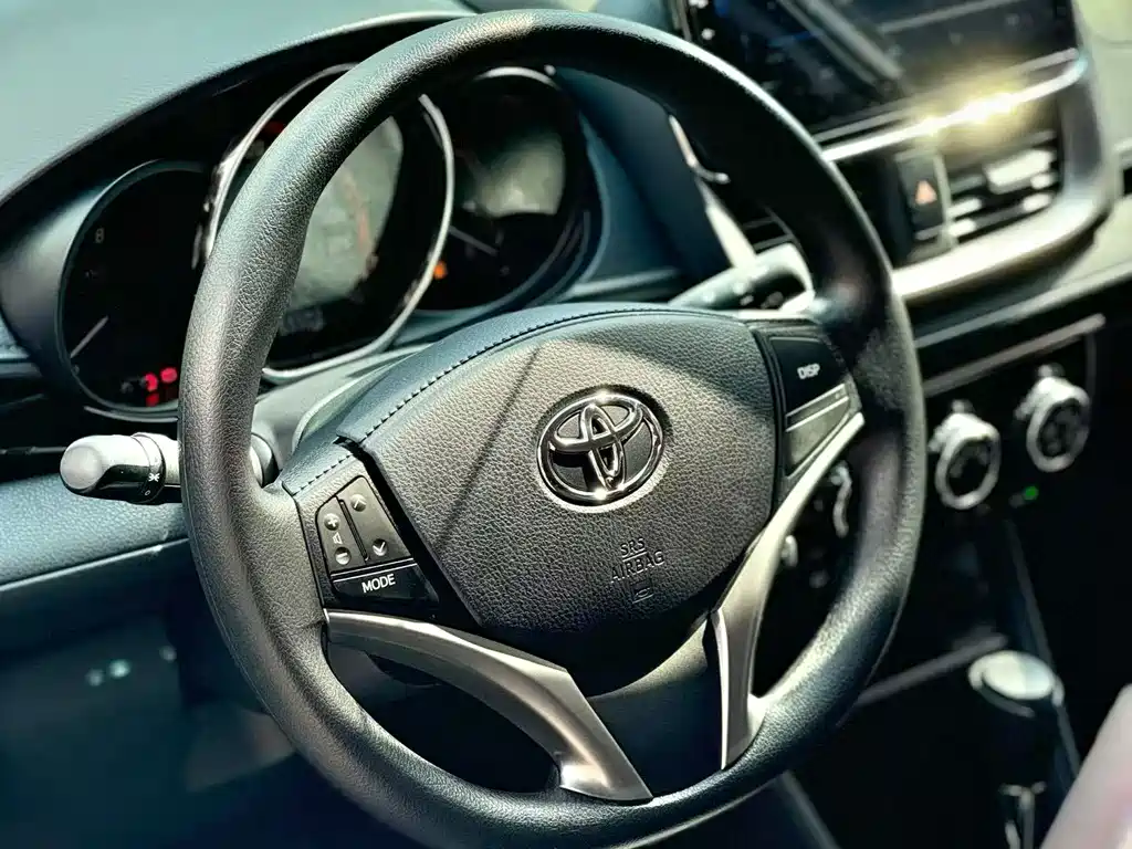 Toyota Yaris L — фото 4