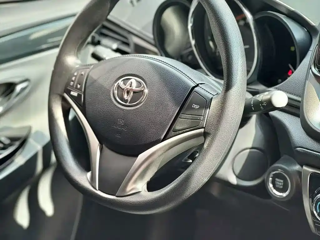 Toyota Yaris L — фото 5