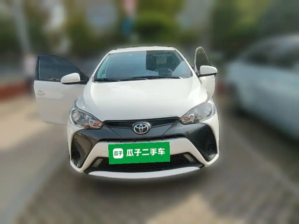 Toyota Yaris L — фото 2