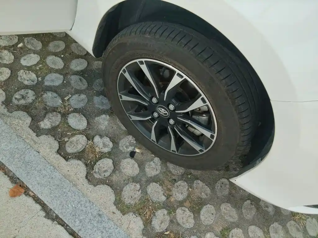Toyota Yaris L — фото 24