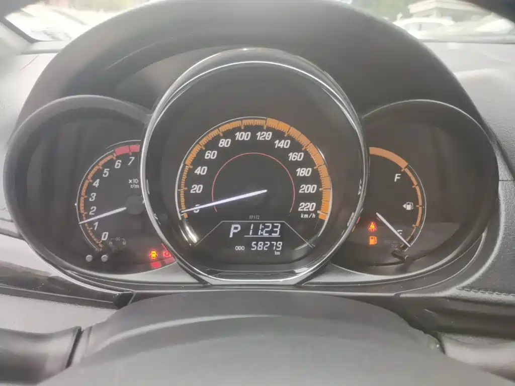 Toyota Yaris L — фото 11
