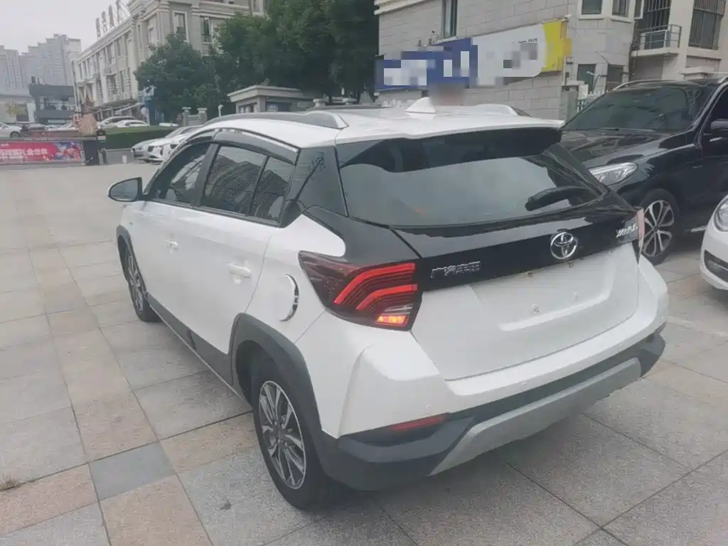 Toyota Yaris L — фото 4
