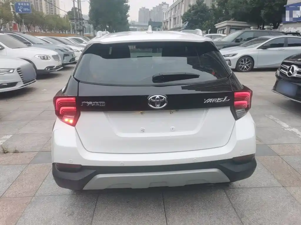 Toyota Yaris L — фото 5