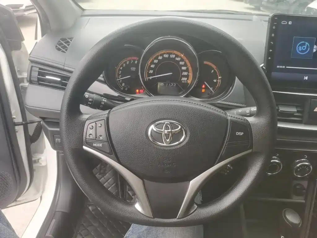 Toyota Yaris L — фото 10
