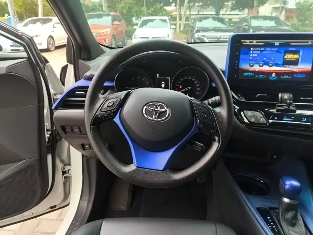 Toyota C-HR — фото 10