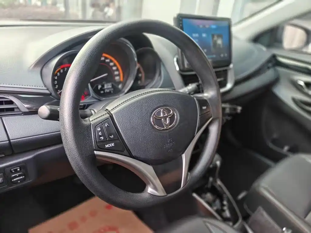 Toyota Yaris L — фото 8