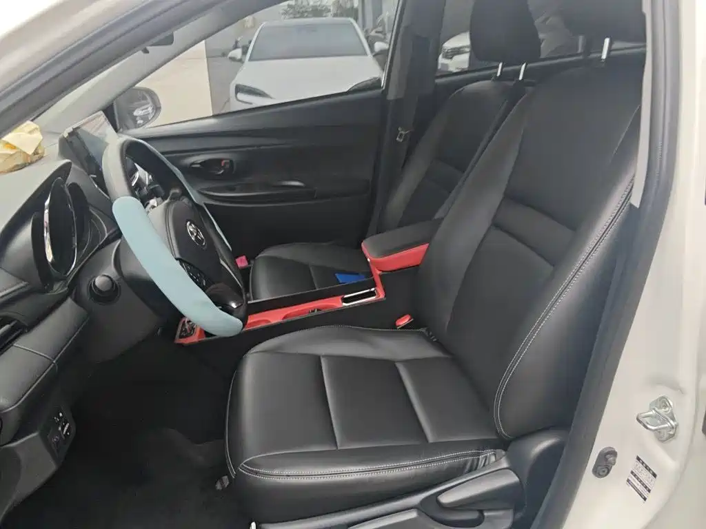 Toyota Yaris L — фото 11