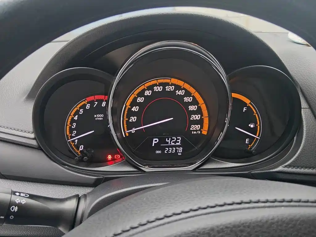 Toyota Yaris L — фото 7