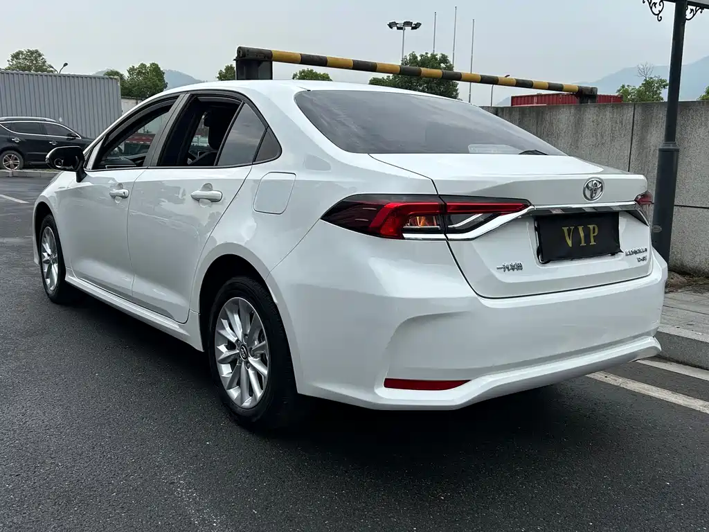 Toyota Corolla — фото 7