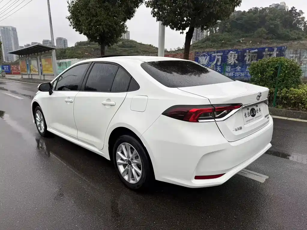 Toyota Corolla — фото 12