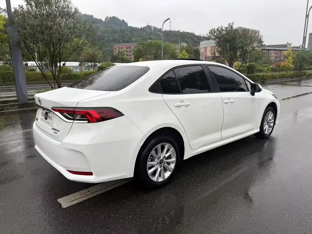 Toyota Corolla — фото 10