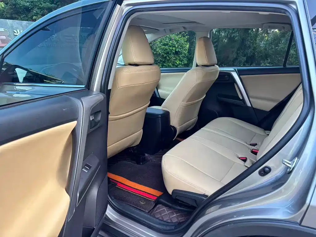 Toyota RAV4 — фото 6