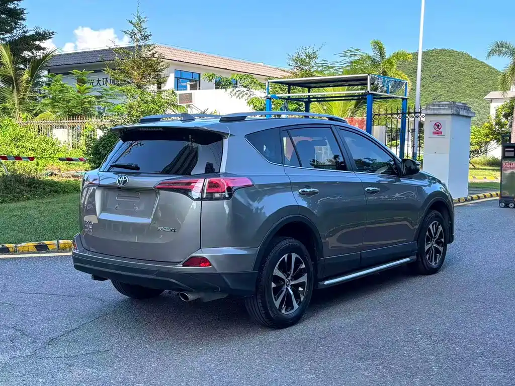 Toyota RAV4 — фото 7