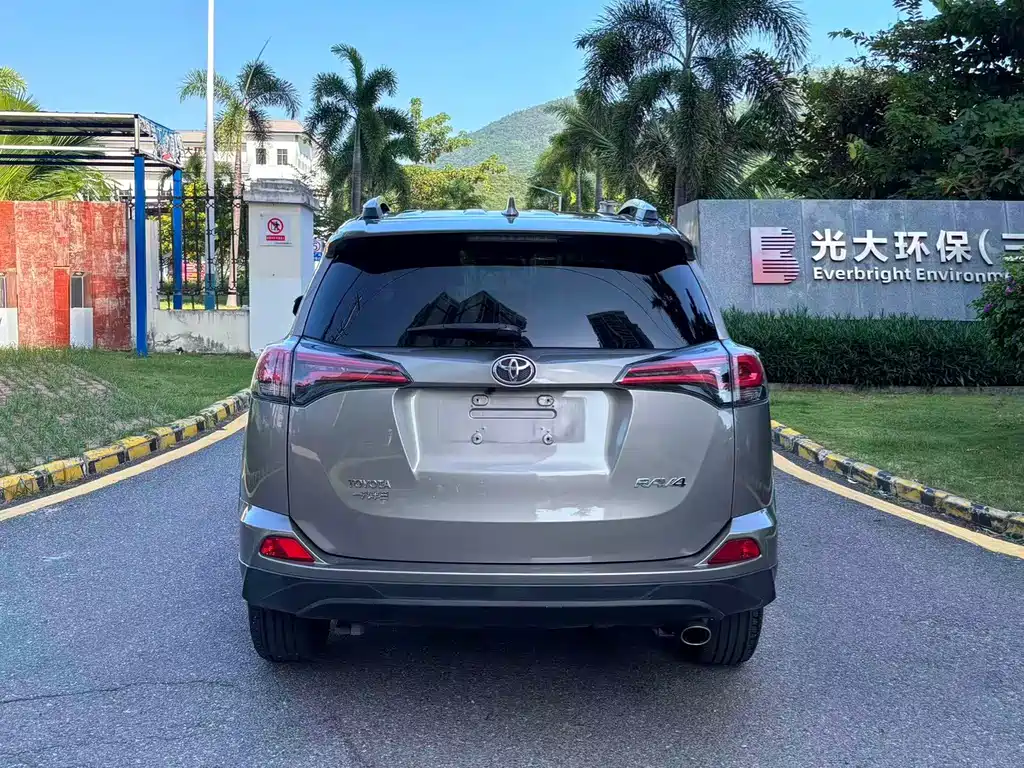 Toyota RAV4 — фото 8