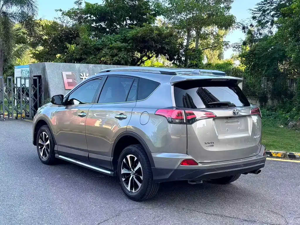 Toyota RAV4 — фото 9