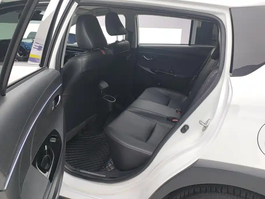 Toyota Yaris L — фото 11