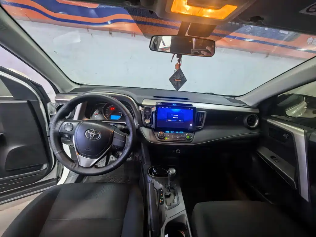 Toyota RAV4 — фото 4