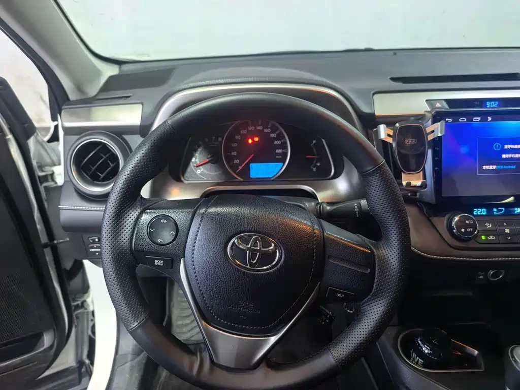 Toyota RAV4 — фото 5