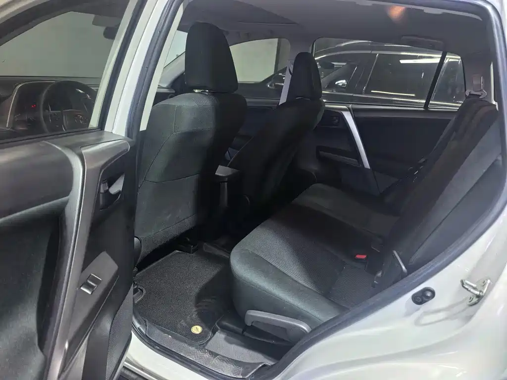 Toyota RAV4 — фото 6