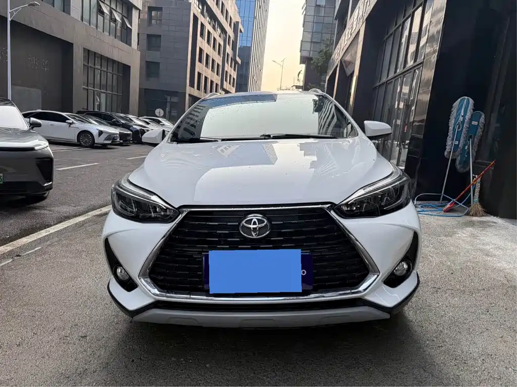Toyota Yaris L — фото 2