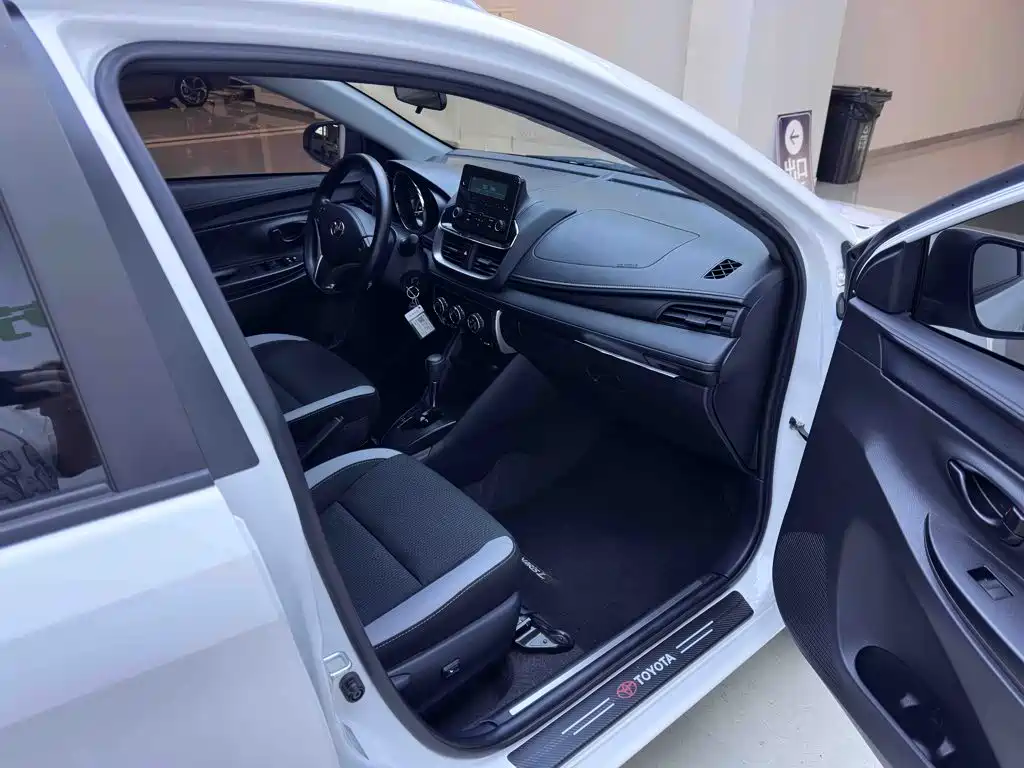 Toyota Yaris L — фото 11