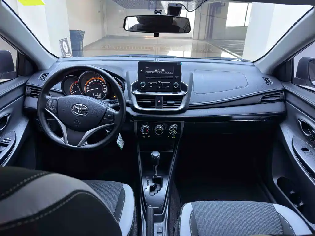 Toyota Yaris L — фото 18