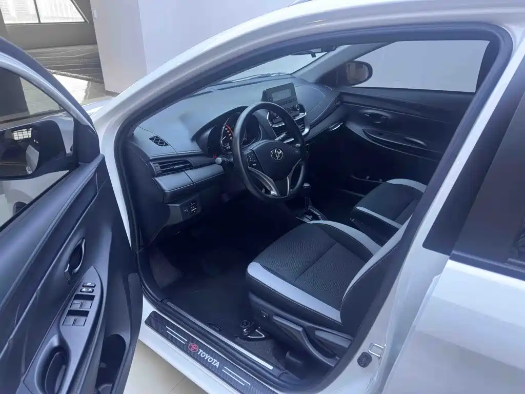 Toyota Yaris L — фото 9