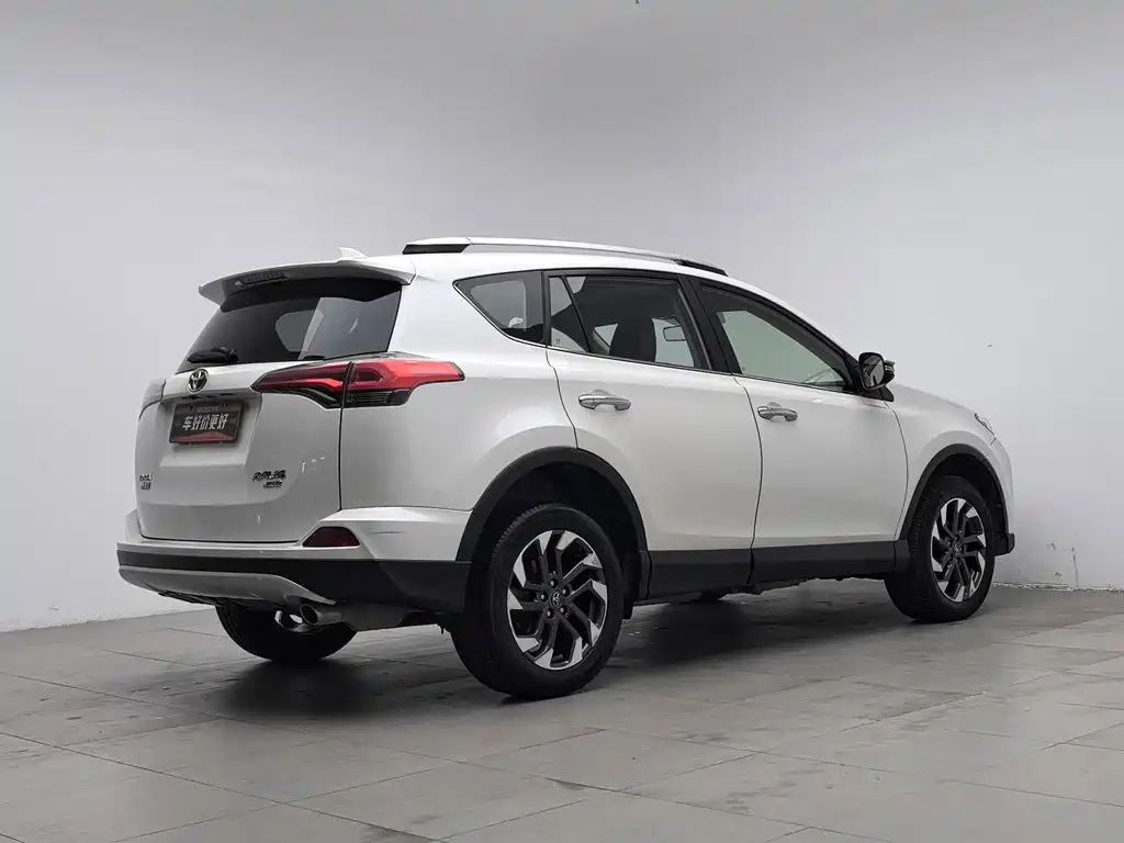 Toyota RAV4 — фото 2