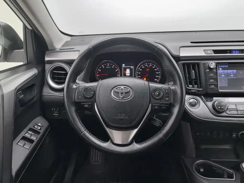 Toyota RAV4 — фото 11