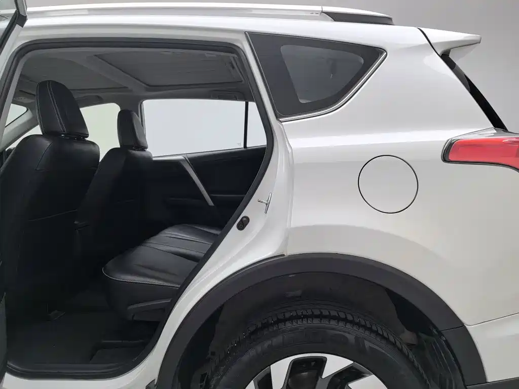 Toyota RAV4 — фото 15