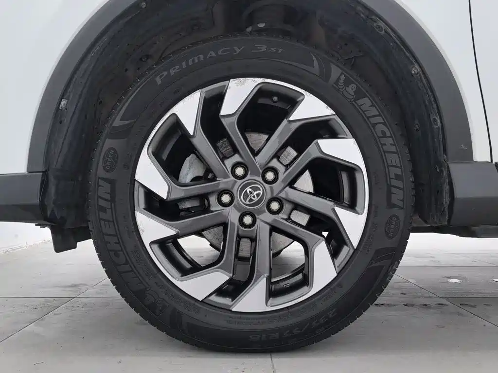 Toyota RAV4 — фото 17