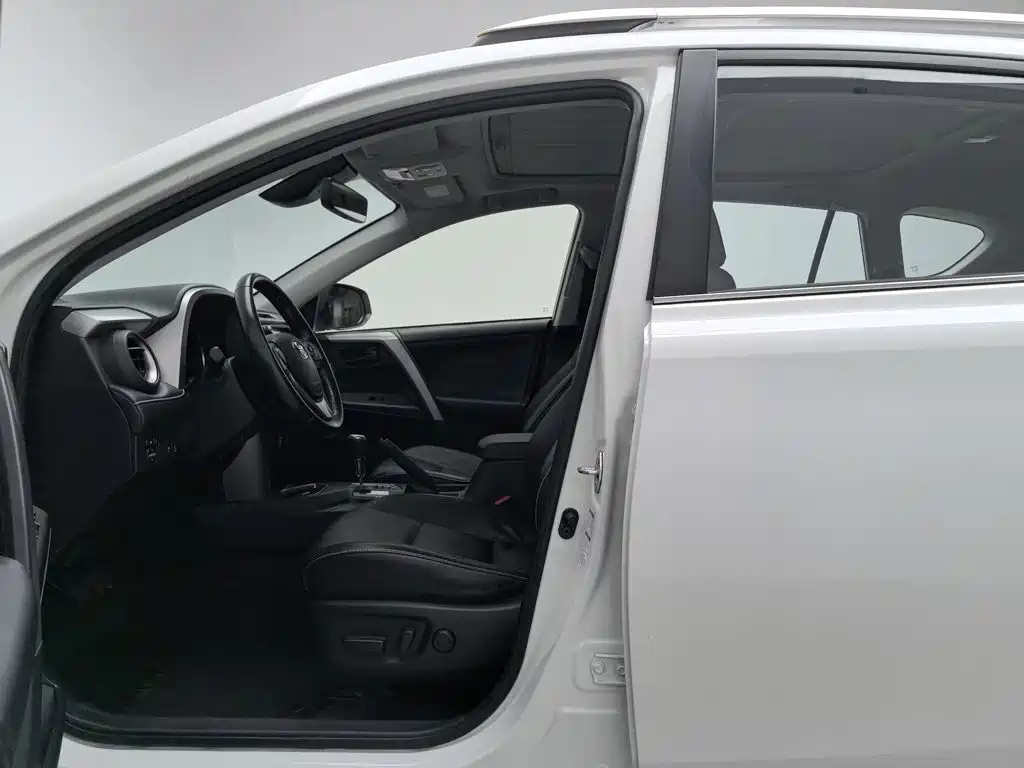 Toyota RAV4 — фото 10