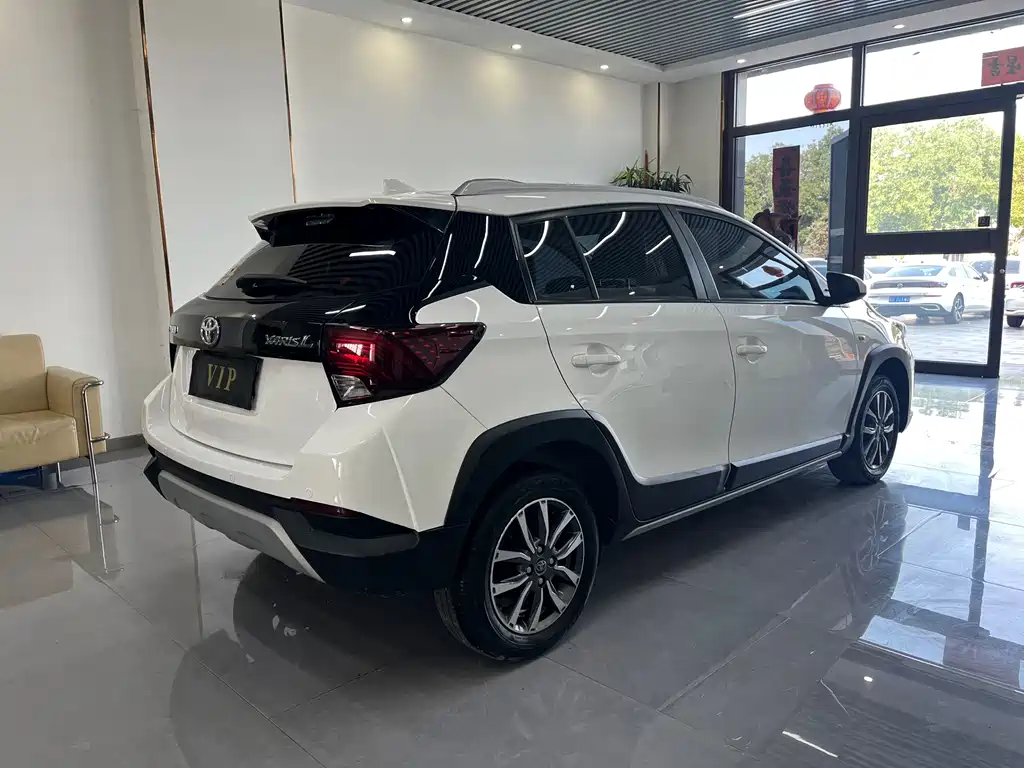 Toyota Yaris L — фото 4