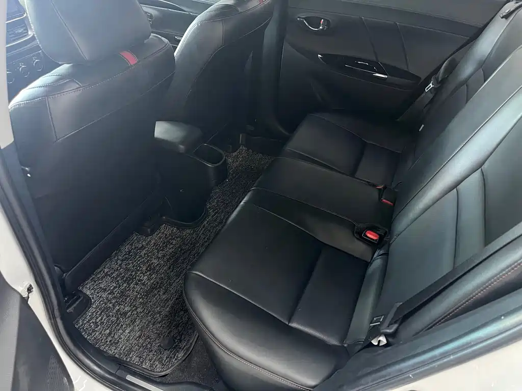 Toyota Yaris L — фото 8