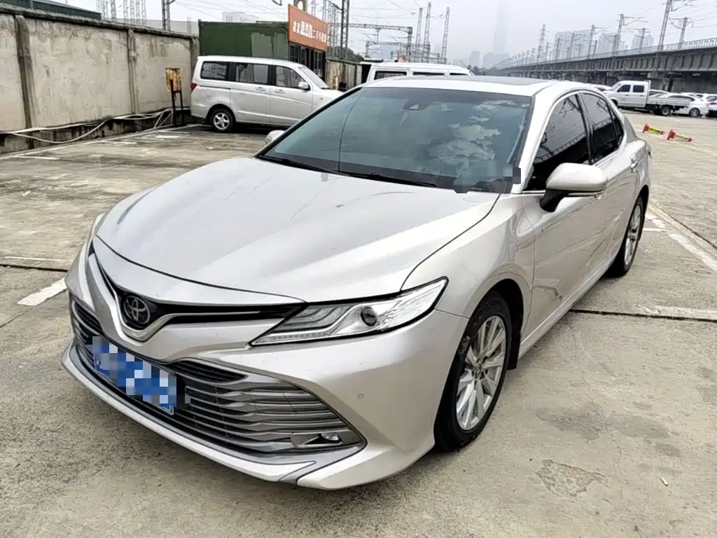 Toyota Camry — фото 1