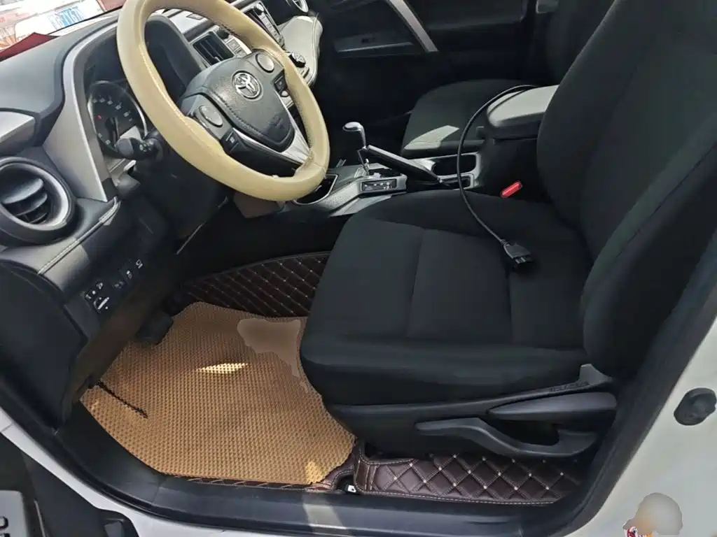 Toyota RAV4 — фото 14